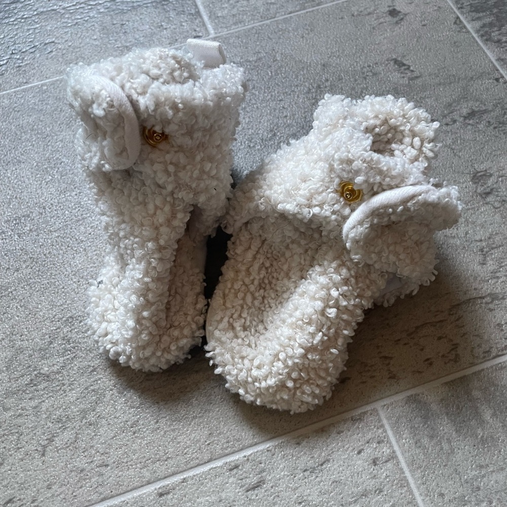 3/$20 Robeez Cozy White Kids Fuzzy Slippers